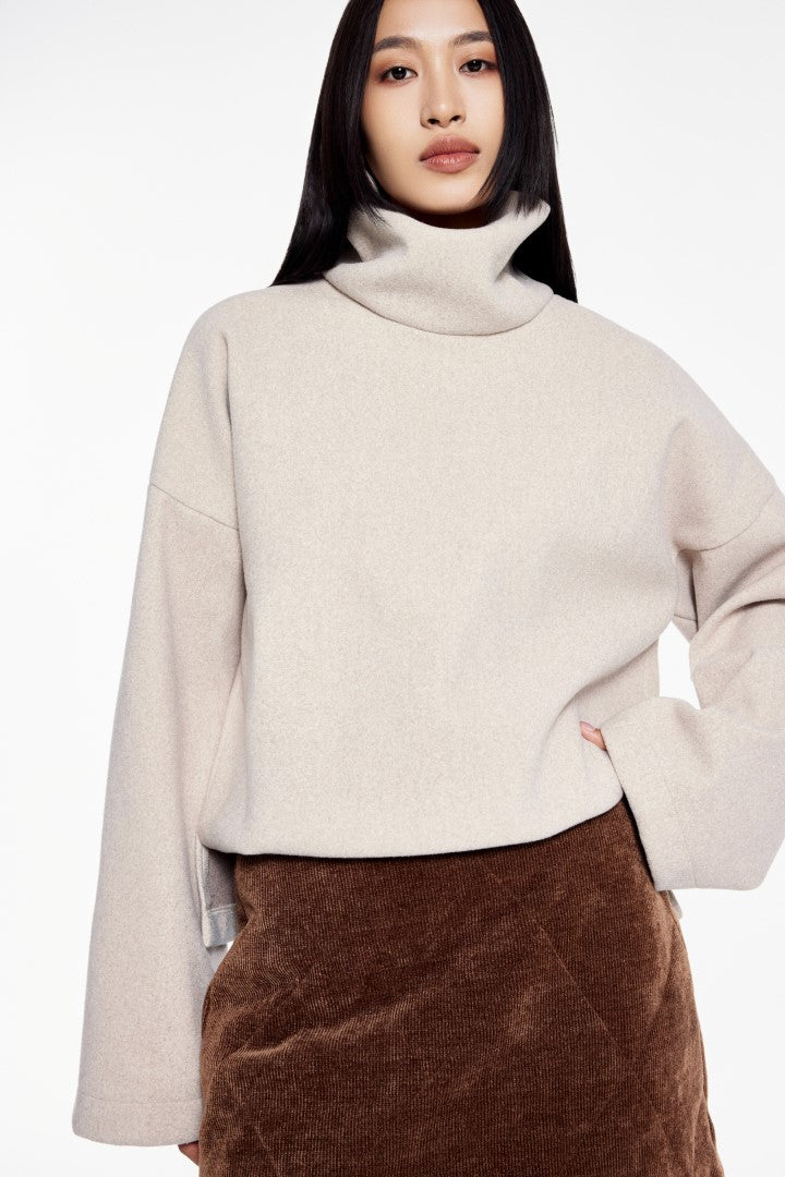 À Tous - Cozy Elegance Beige Turtleneck Sweater