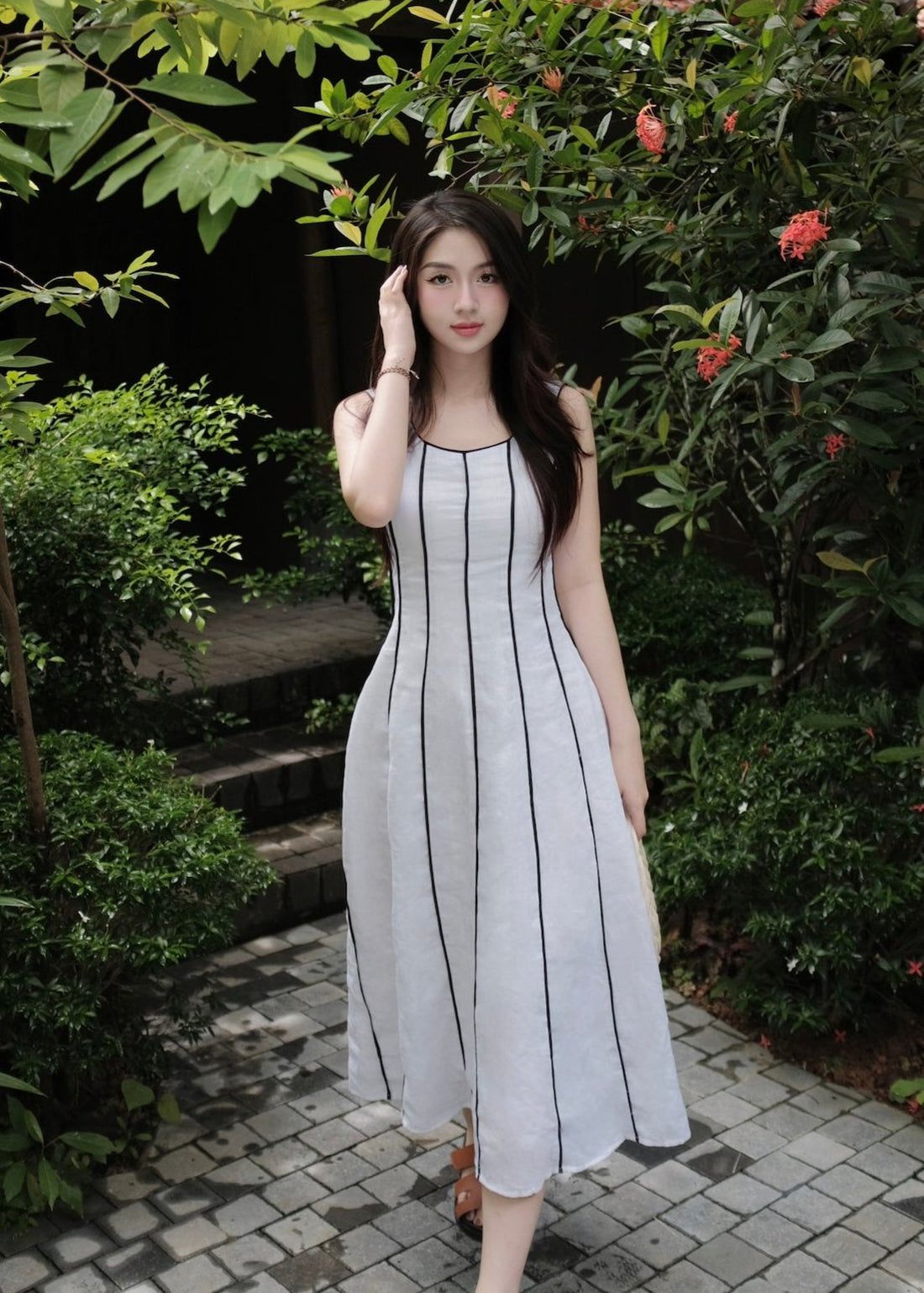 Fig & Tonka - White Linen Maxi Dress with Black Stripes - Elegant Sleeveless Summer Dress