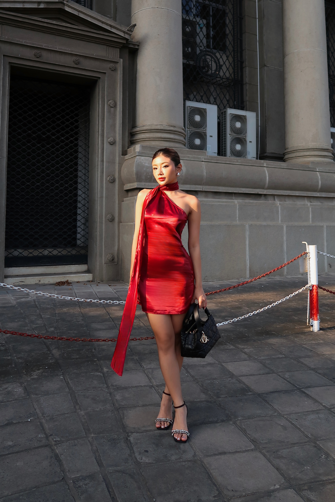 Fig & Tonka - Red One-Shoulder Satin Mini Dress - Elegant Bow-Tie Detail